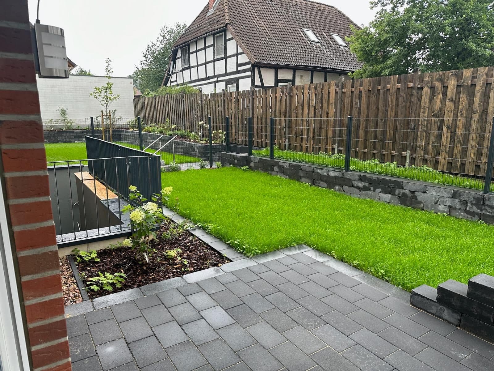 Außenvisualisierung Bissendorfer Straße 11, 30900 Wedemark – Privatgarten mit gepflasterter Terrasse