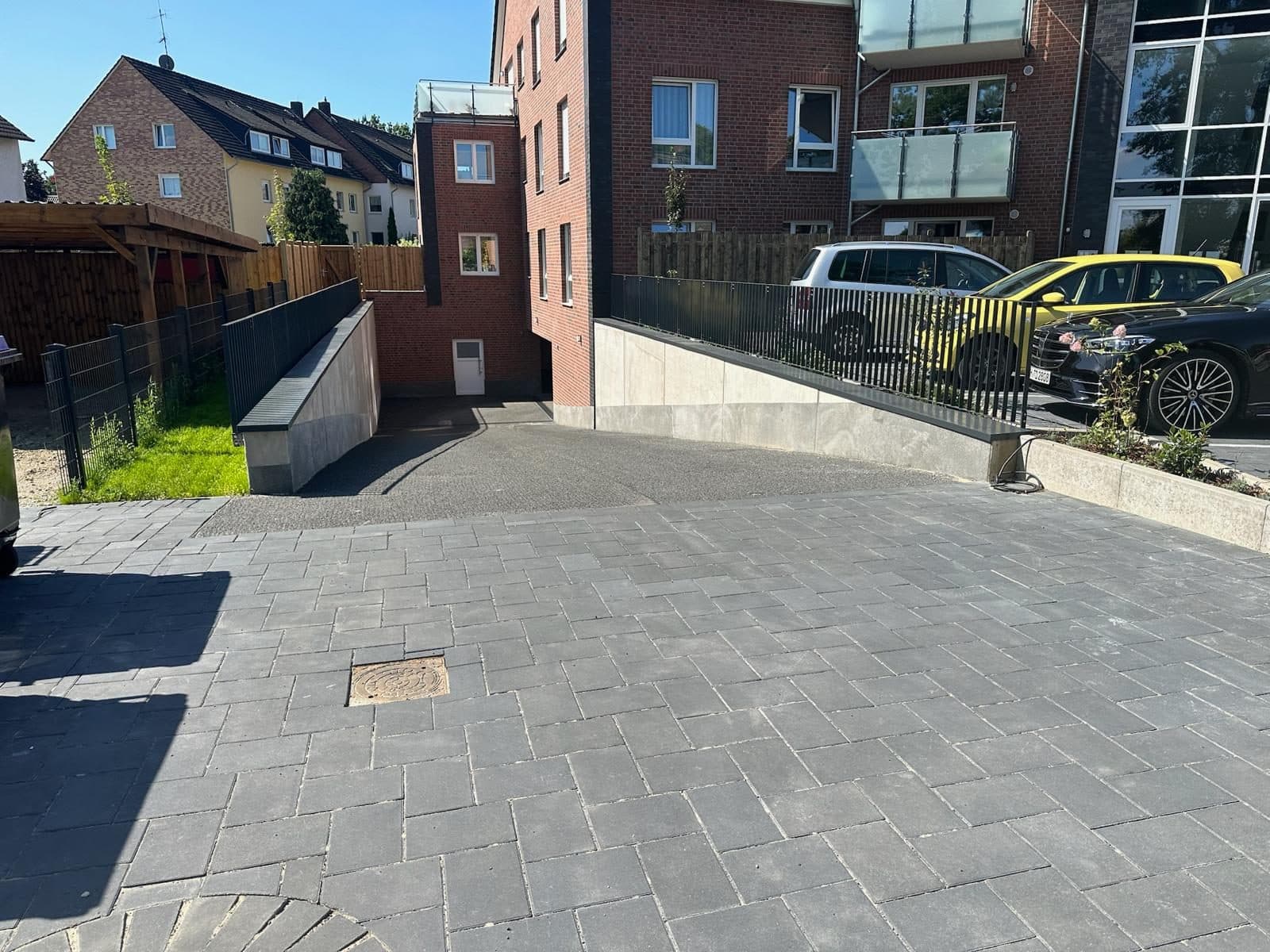 Außenvisualisierung Bissendorfer Straße 11, 30900 Wedemark – Zufahrt zur Tiefgarage, Stellplätze ebenerdig am Haus