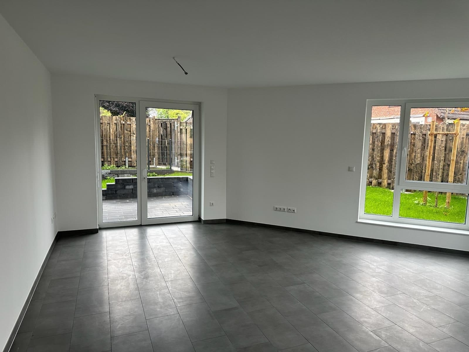 Innenvisualisierung Bissendorfer Straße 11, 30900 Wedemark – Wohnraum mit Terrassentür und Fenster zum Garten