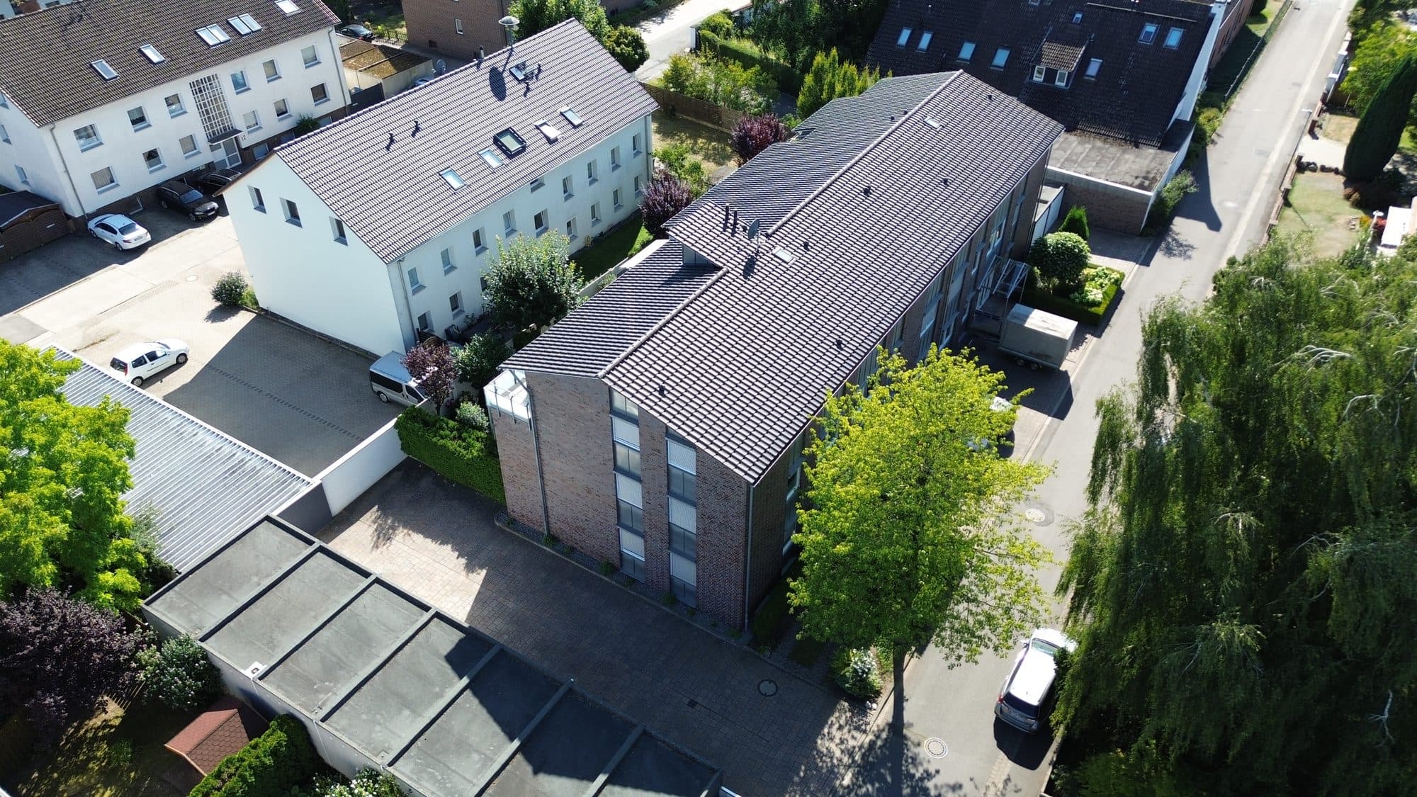 Außenvisualisierung Holunderweg 2 a/b, 30900 Wedemark – Luftaufnahme der Straßen- und Hofseite