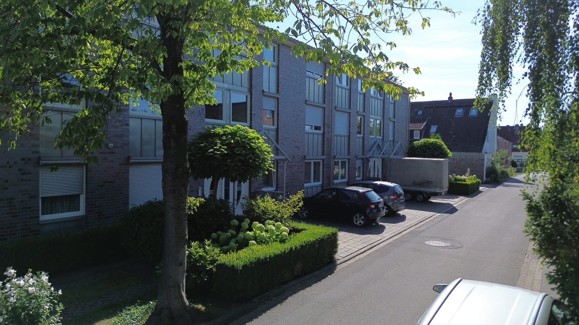 Außenvisualisierung Holunderweg 2 a/b, 30900 Wedemark – Straßenansicht mit Klinkerfassade