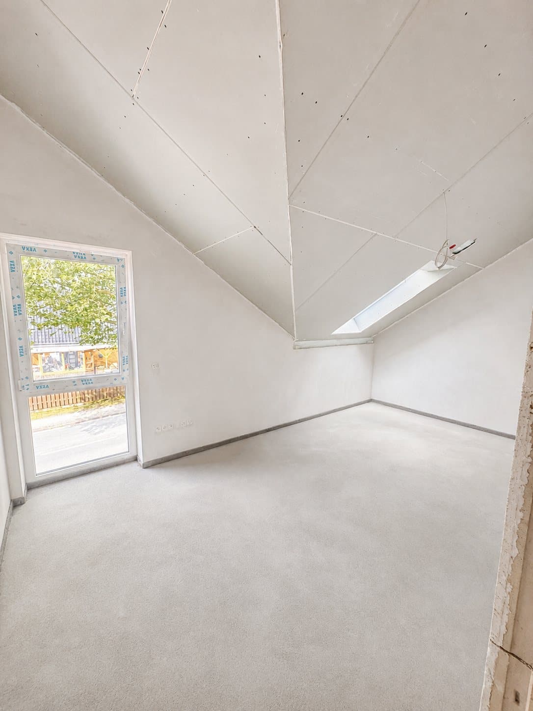 Baufortschritt Rotkamp 1, 30900 Wedemark – Dachgeschoss mit Giebelfenster und Dachflächenfenster