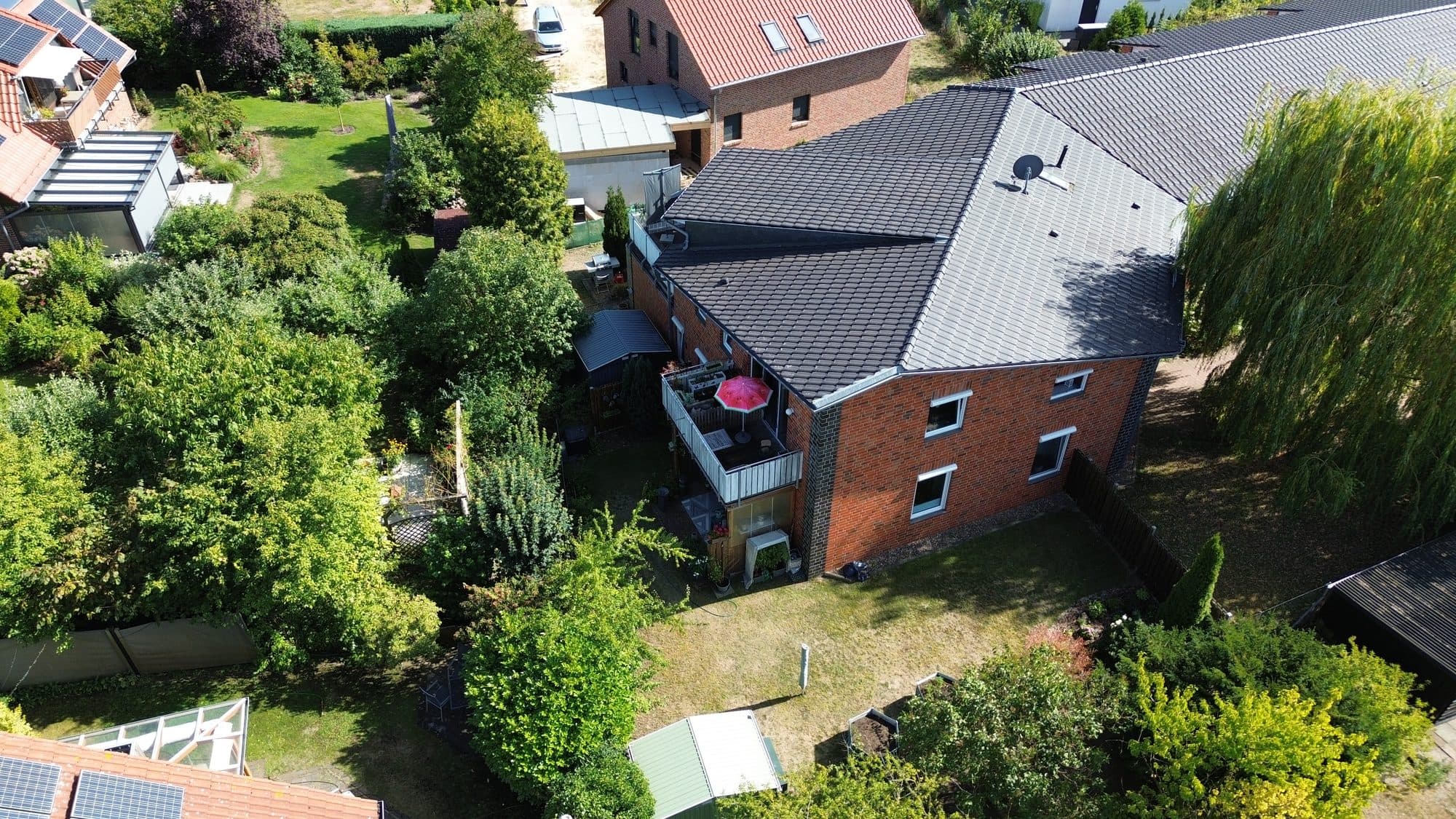 Außenvisualisierung Walsroder Straße 32 a/b, 30900 Wedemark – Gartenseite mit Balkonen und Terrassen